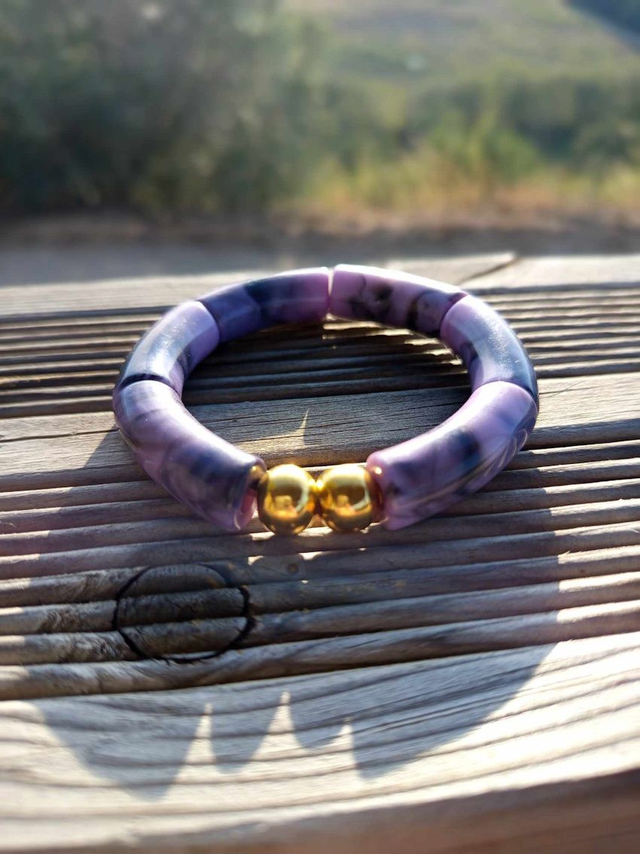 Bracelet perles tubes incurvées acryliques marbrées Khazaana Mauve