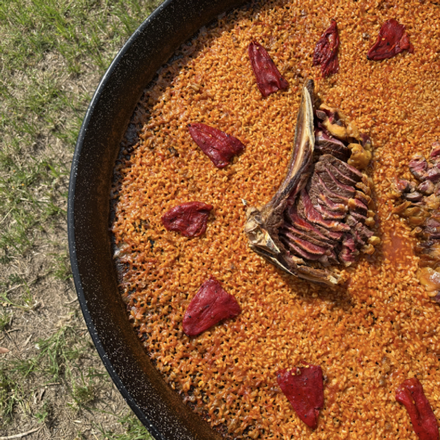 Paella de txuleta dry-aged 50 jours boletus &amp; piquillos   🐮 (Minimum 4 personnes, maximum 20)