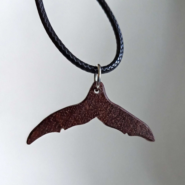 Pendentif queue de baleine fine