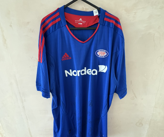  Valerenga 2011/12 Signed Home Shirt