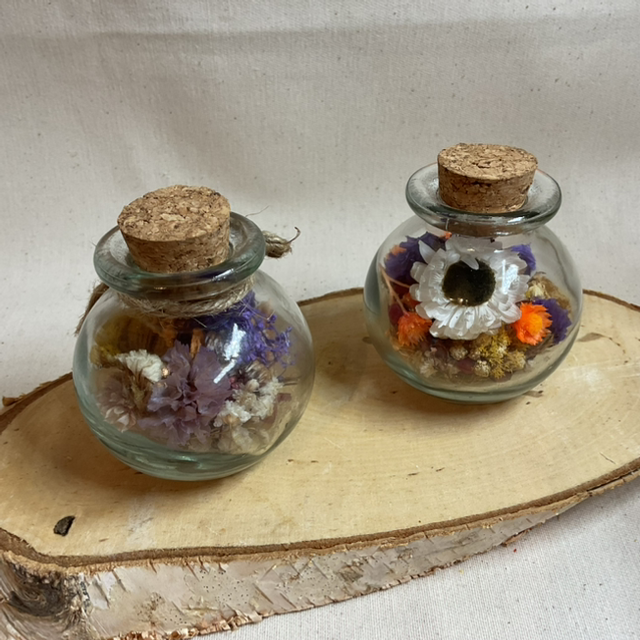 Petit flacon avec fleurs séchées