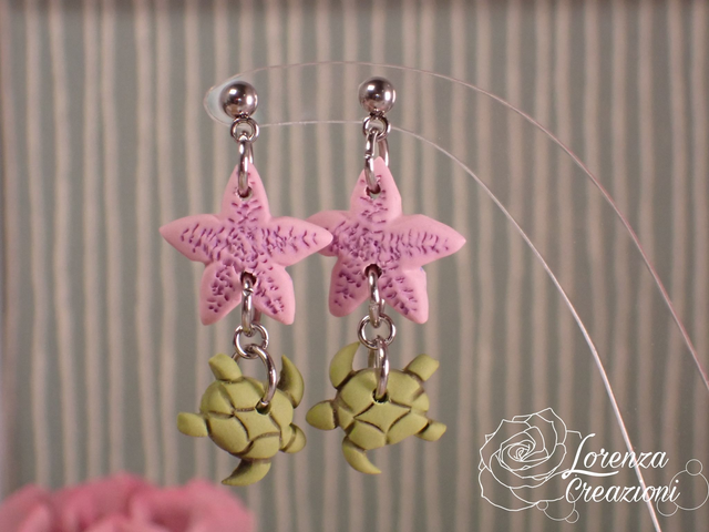 Orecchini a tema marino con tartarughe e stelle marine, rosa e beige