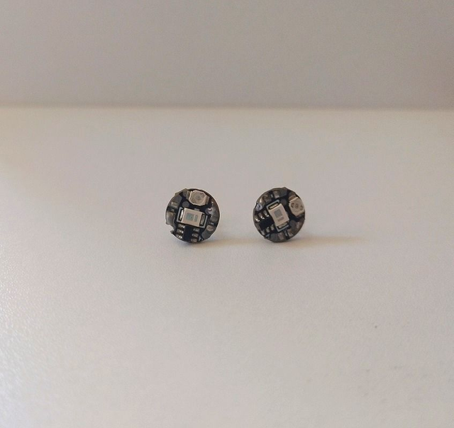 Clous d'oreilles petit circuit imprimé rond