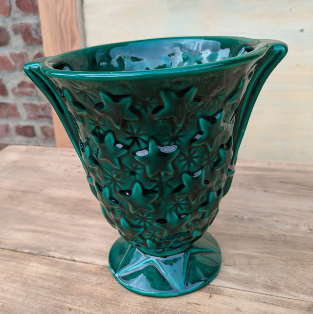 Vase vert avec étoiles en relief