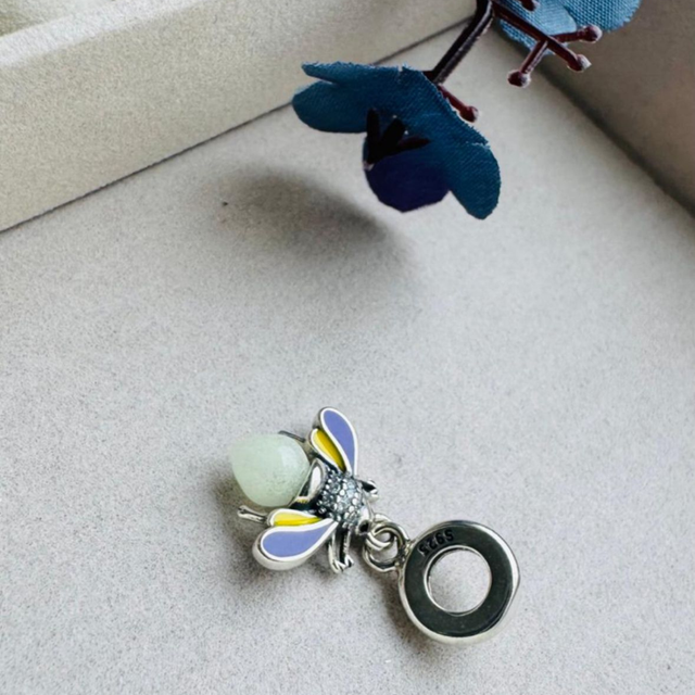 Berloque Vagalume Brilha no Escuro Prata 92