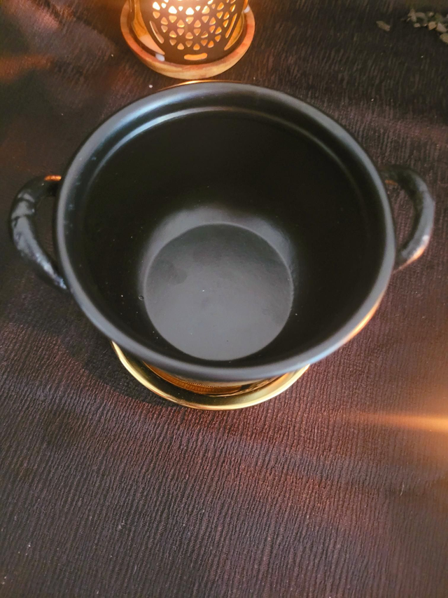 Chaudron en fonte avec Tamis – Fleur de Vie & Triple Lune – 3 pieds + brosse offerte