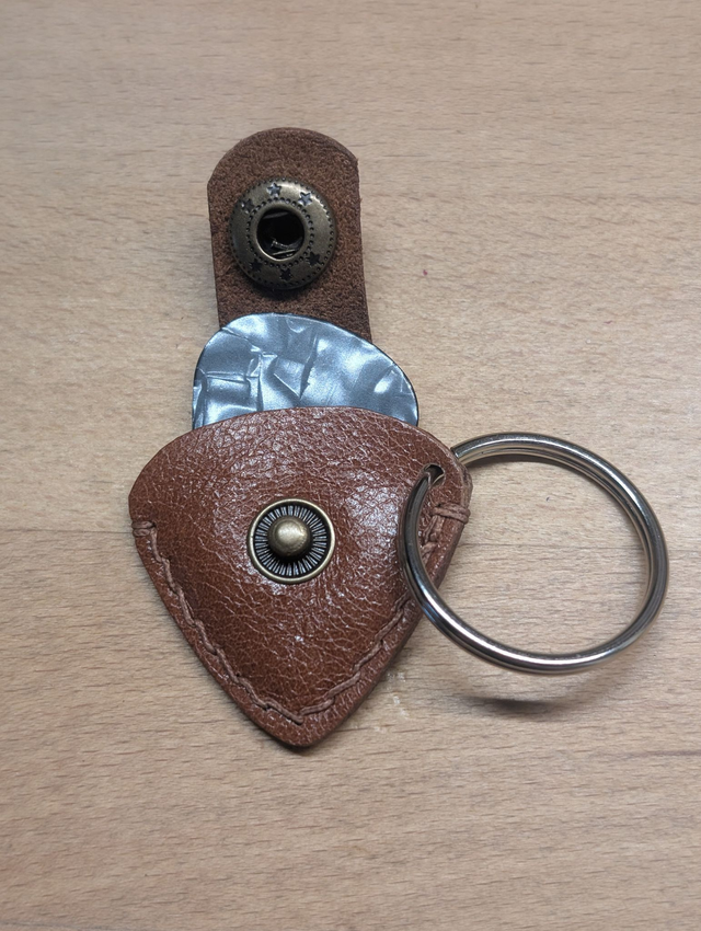 Mini porte-clé avec étui médiator.