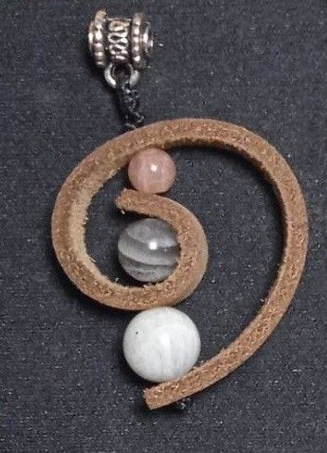 cuir beige et pierre de lune (collier) 