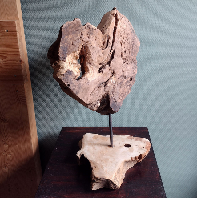 Tafel- of vensterbank &#039;Hart&#039; Massief organisch teakhout op standaard (afmetingen 41 x 27 x 21 cm) Lichte en donkerbruine kleuren | Vintage