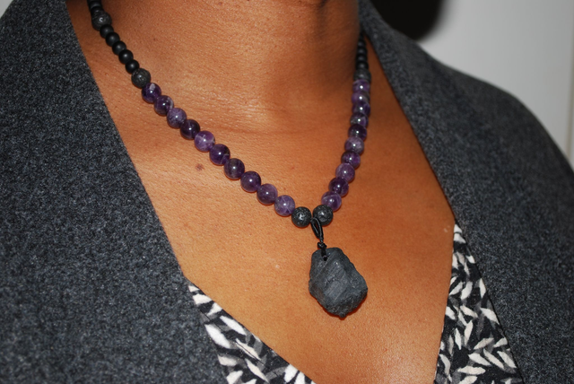 Collier en améthyste, en pierre de lave et en shungite avec un pendentif en tourmaline