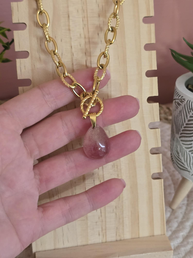 Collier acier inoxydable doré et Quartz fraise