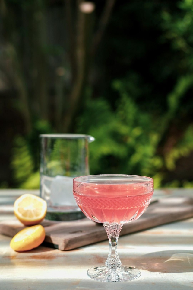 Pink gin fizz 
