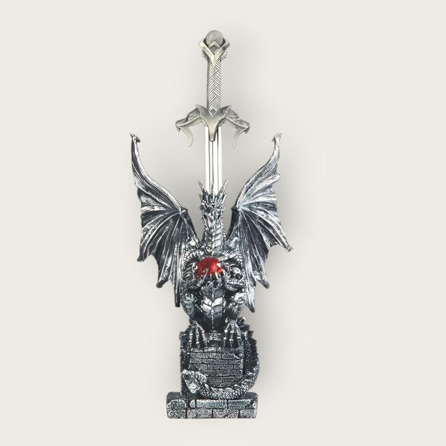 dragon argenté avec une épée et une gemme rouge
