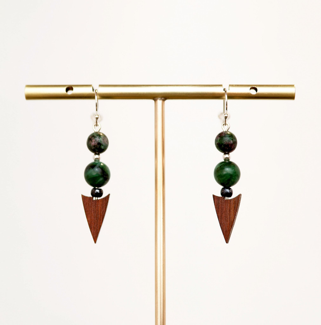 Boucles d'oreilles créateur, modèle artisanal "Emeralda Arrow"