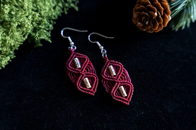 Boucles d&#039;oreilles en micro-macramé bordeaux et perles argentées 