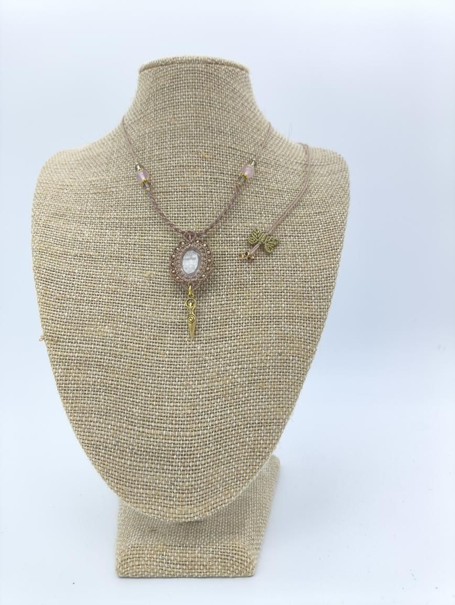Collier léger en micro macramé avec quartz rose facetté