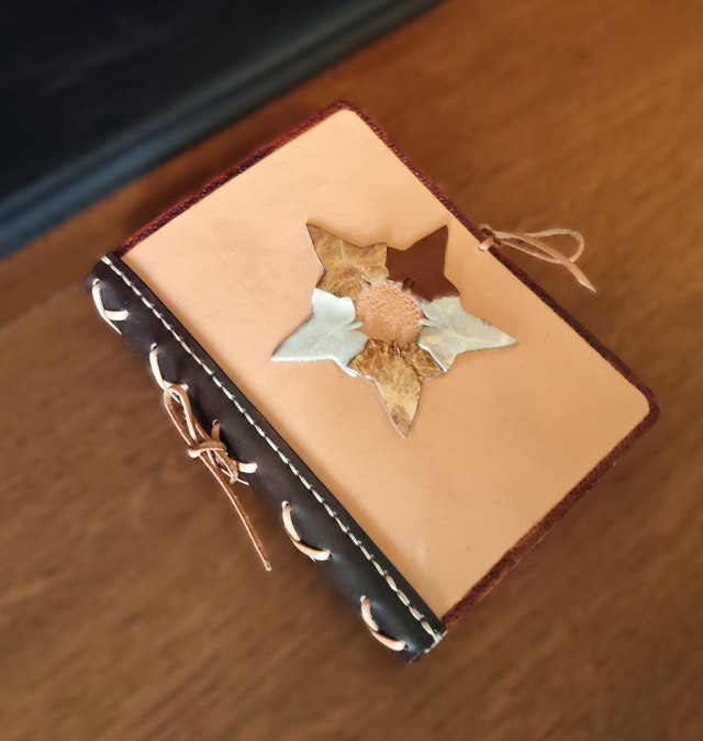 Carnet en cuir, motif étoile de lierre