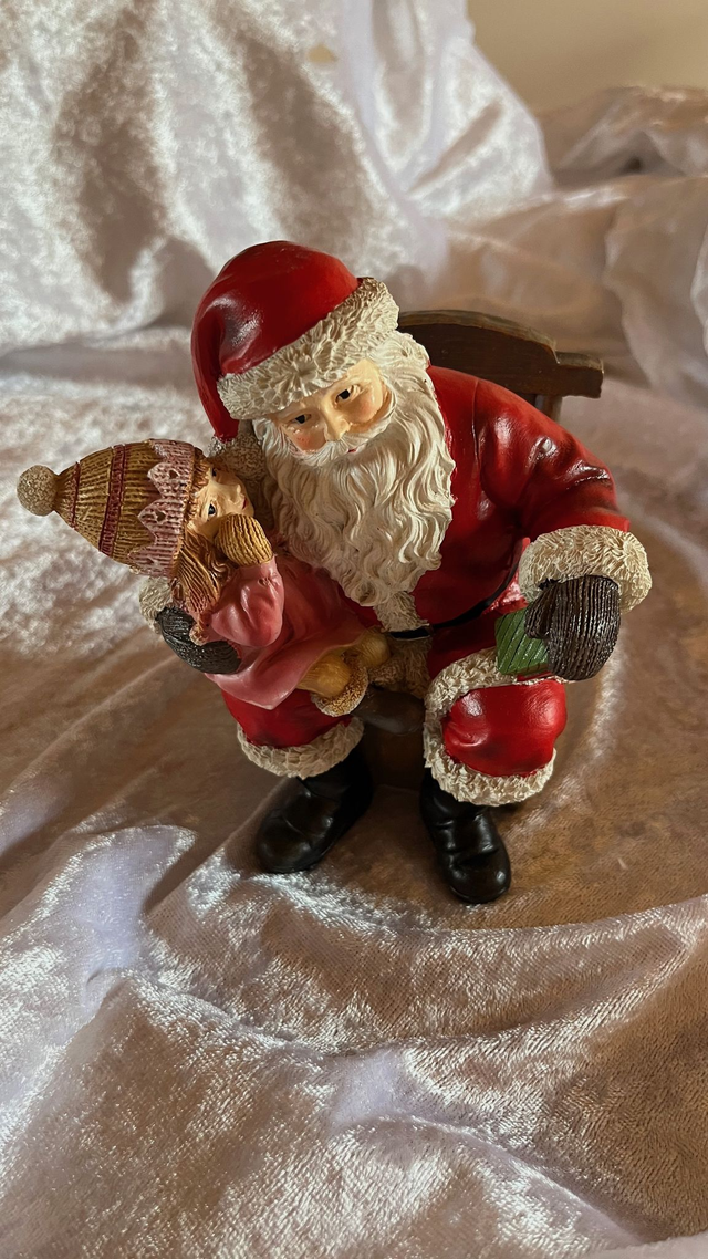 Weihnachtsmann auf Sessel – liebevoll gestaltete Weihnachtsfigur aus Poly