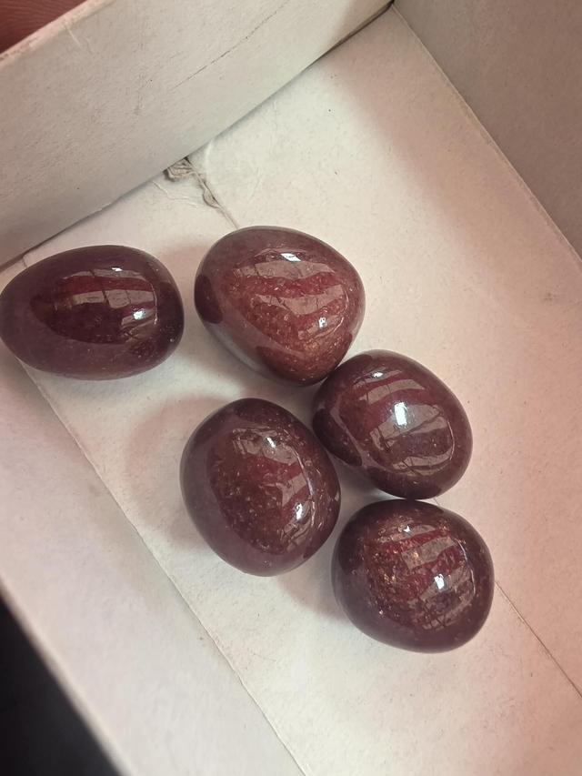 Muscovite tumblestone