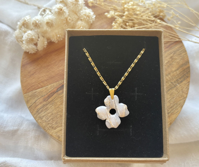Collier pétale blanc