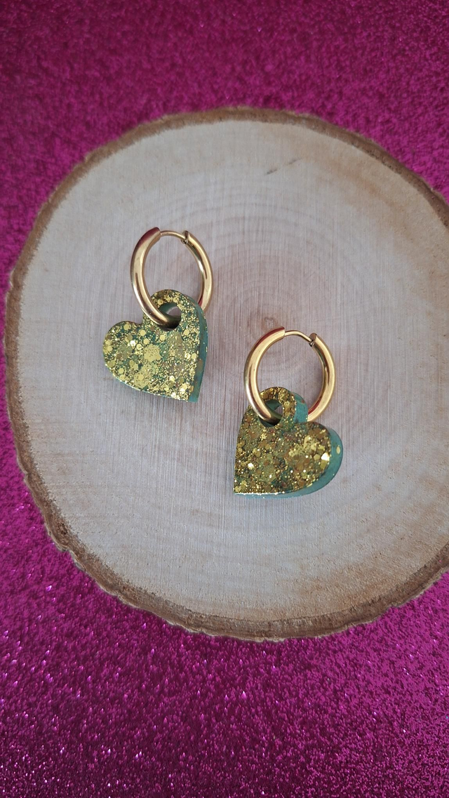 Créoles cœurs vertes et paillettes dorées 