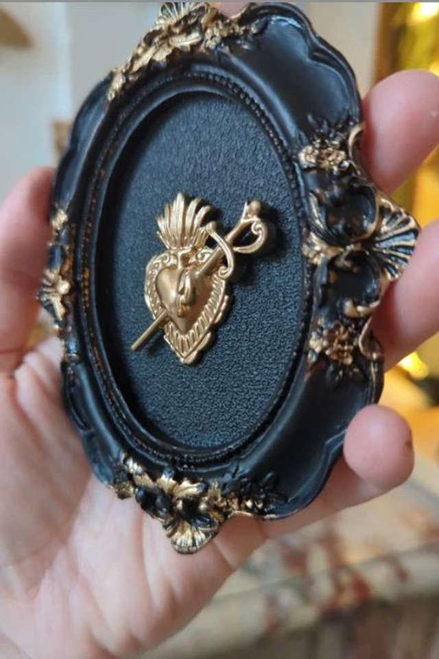 Cadre baroque noir vieilli cœur ex-voto