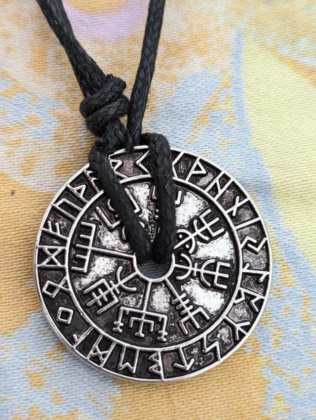 Pendentif pièce runes