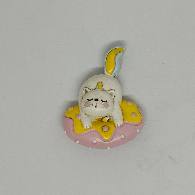 Chat blanc sur donuts