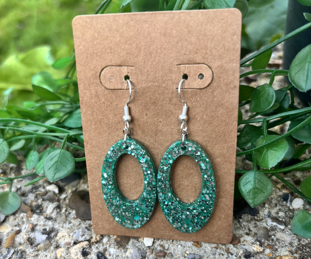 Boucles d’oreilles résine vert et argenté à paillettes 