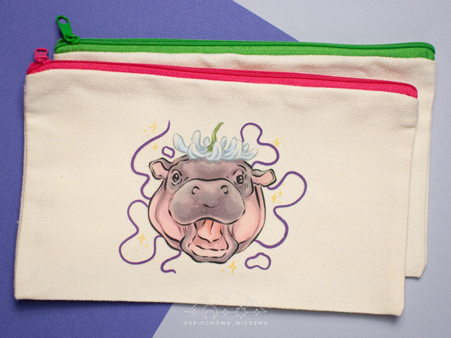 Piórnik Moo Deng z kwiatkiem | ZWIERZĘTA 