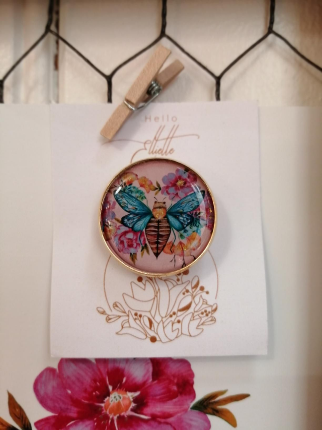 Broche ronde papillon