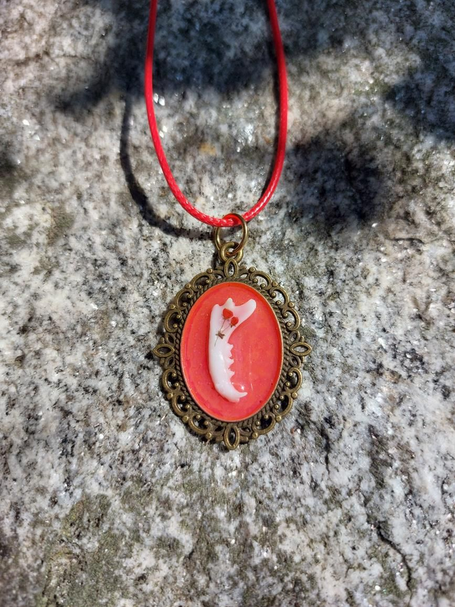 Pendentif mâchoire rouge