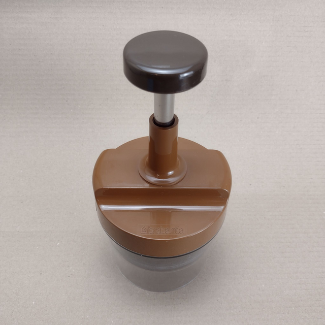 Brabantia | handmatige Hakmolen Groentehakker Uiensnijder (diameter 11,0 | hoogte 22,0 cm) Bruine kleur | Vintage - Geringe gebruikssporen