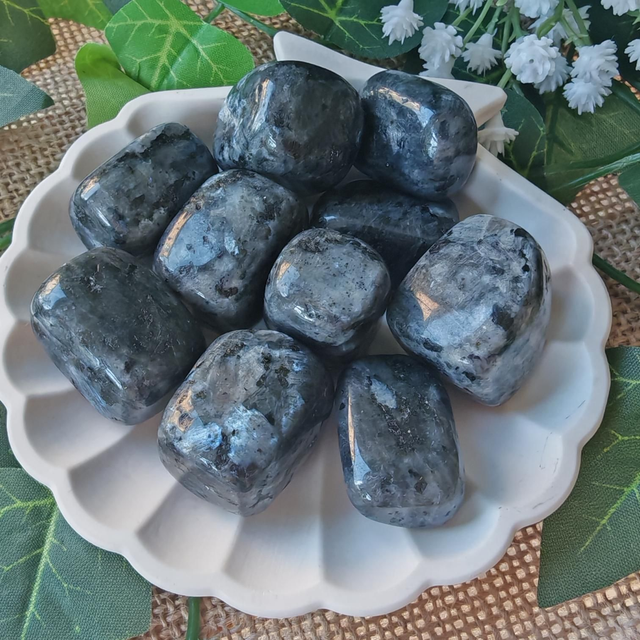 pierre roulée larvikite cubique 20 à 40 mm