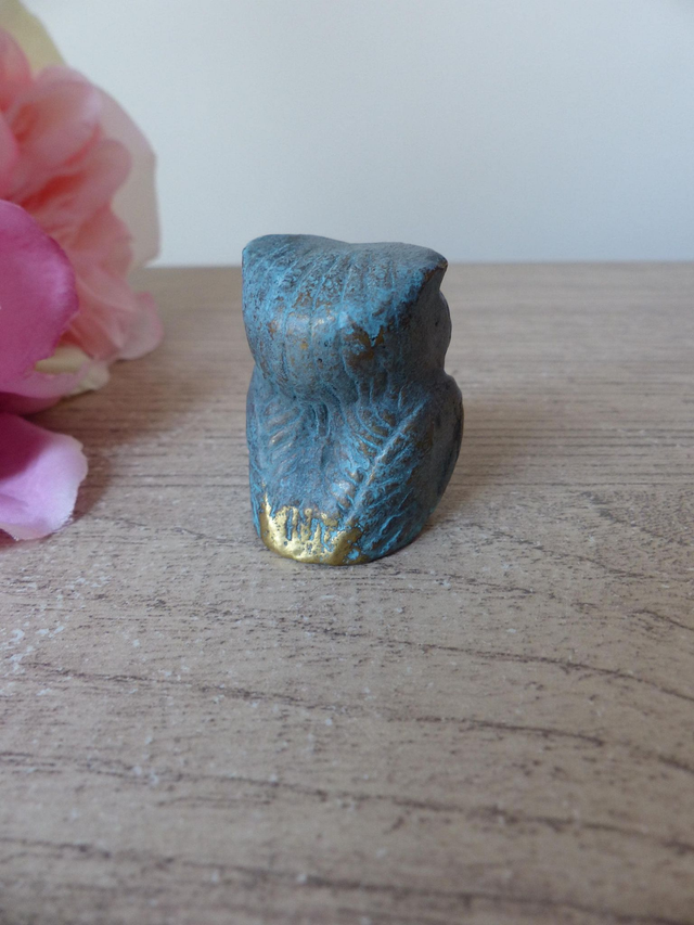 Figurine Miniature Chouette en Laiton aux Yeux Bleus – Sculpture Grecque Vintage et Porte-Bonheur