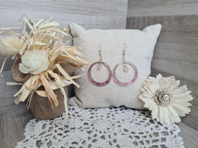 Boucles d&#039;oreilles créoles paillette rose et perle rose fait main Légères Et Hypoallergénique