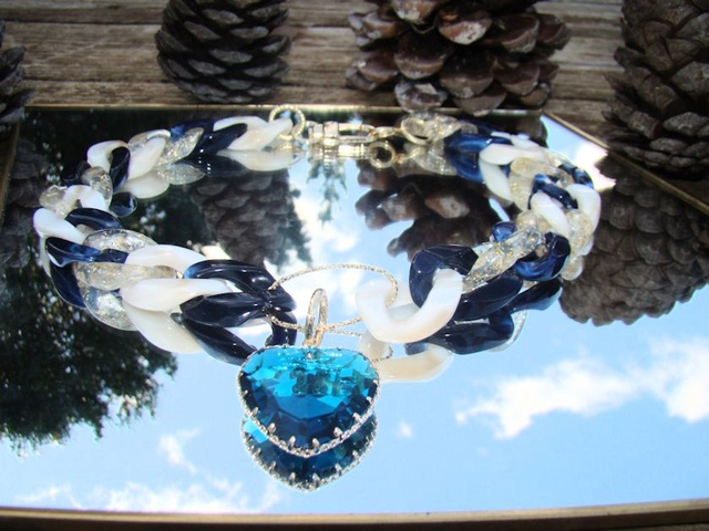 Collier en grosses maillons en acrylique Raat Ki Chamak coeur bleu