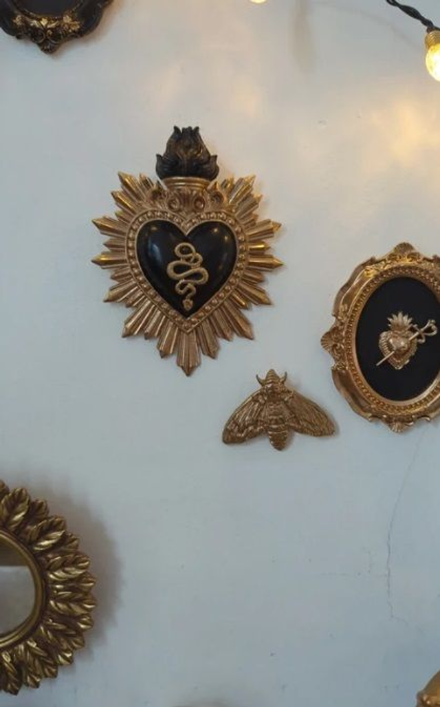 Décoration murale - cœur ex-voto noir et doré - serpent