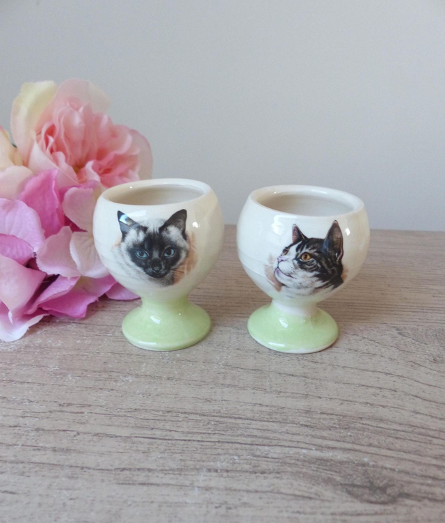Duo coquetiers motif chats en céramique, coquetier chat siamois et européeen, petit-déjeuner chat, supports à oeufs chats, cadeau couple ami