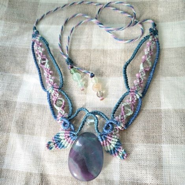 Kit Collier Ylis Fluorine rainbow (micro-macramé fils mauves, verts)