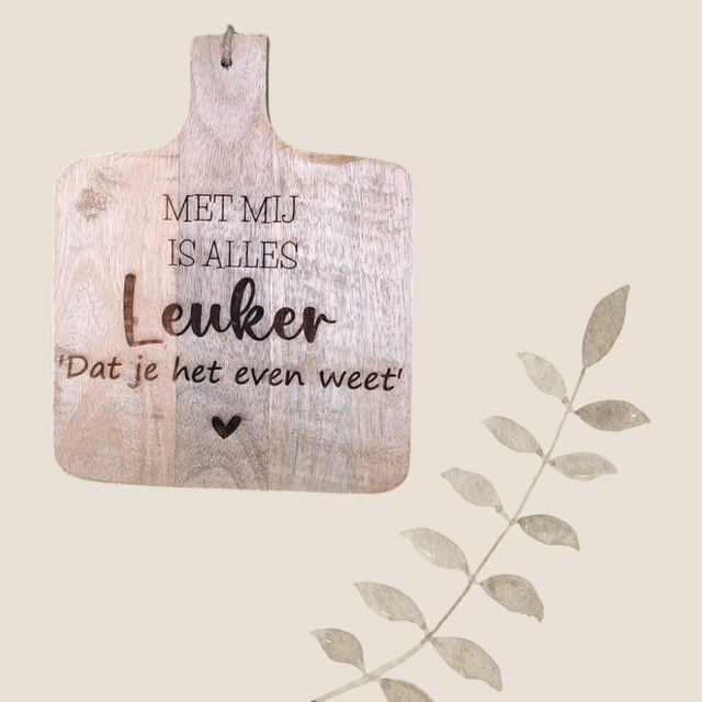 Mangohouten Borrelplank met de tekst, Met mij is alles leuker...