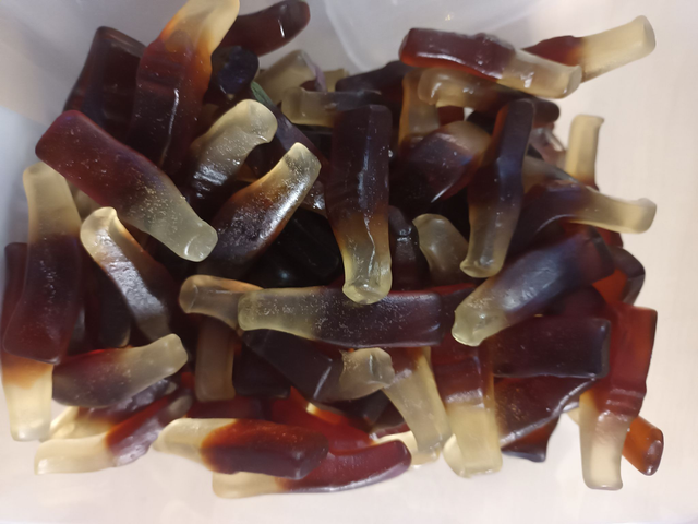 HALAL - BOUTEILLES COLA LISSES (VENDU PAR 100G) 