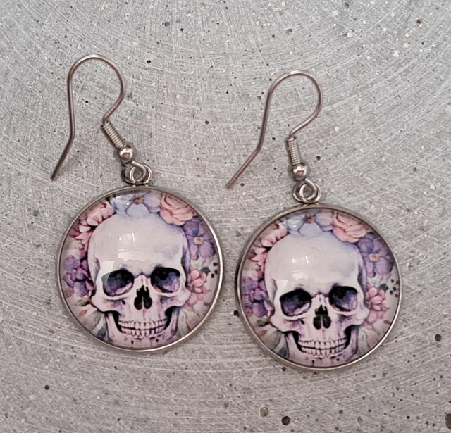 C - Pääkallo ja kukat 