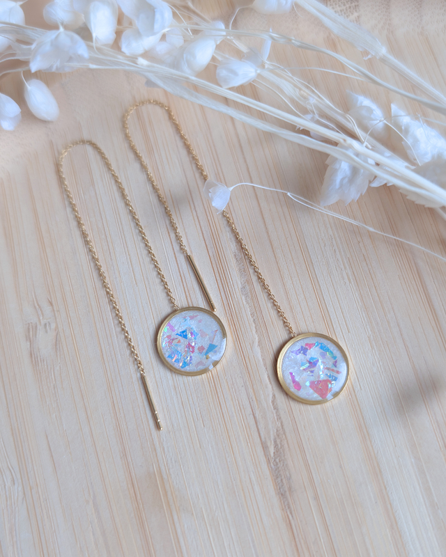 Boucles d’oreilles chaîne &amp; résine – Blanc irisée