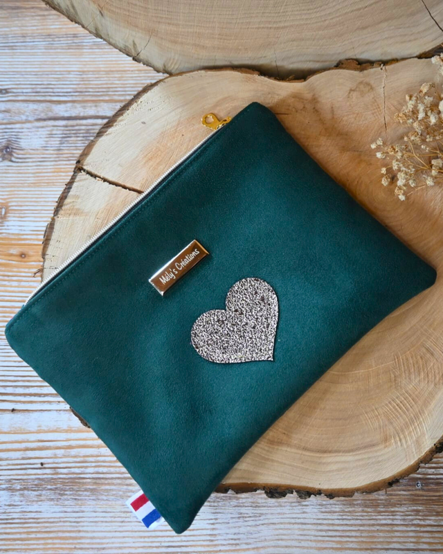 💚 Trousse plate “Made with Love” – Chic, douce & symbolique 💚