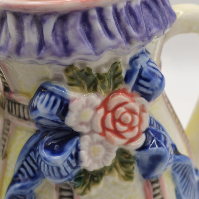 Petite théière à froufrous