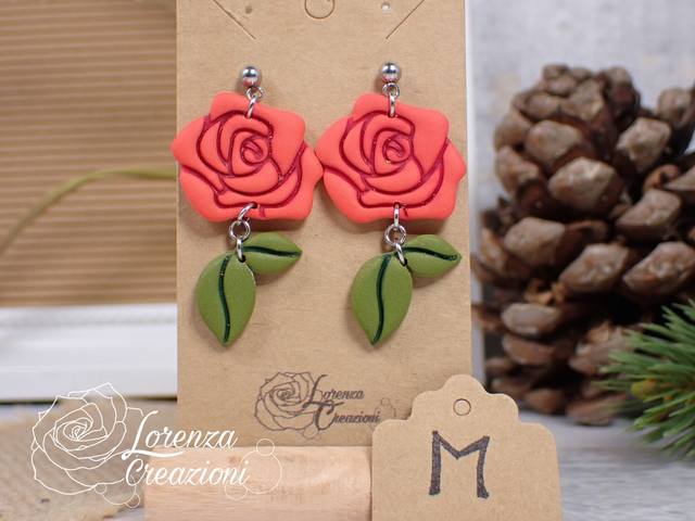 Orecchini pendenti floreali con fiore rosa rossa e foglie tg M