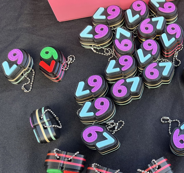 Six Seven 67 Clicker keychain(Random Color)