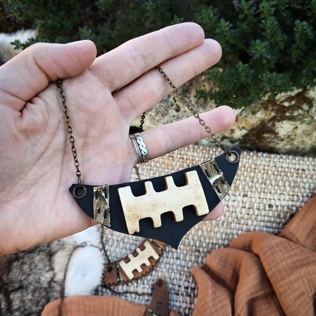 Ras de cou en cuir marron avec sa perle d&#039;os 