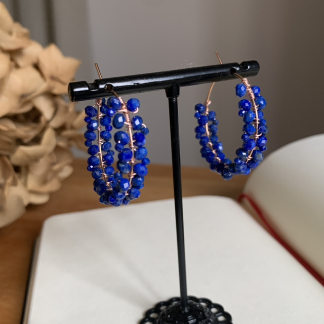 Boucles d'oreilles, créoles, en or rose laminé (Goldfilled) habillées de Lapis Lazulis naturels Ø 35mm